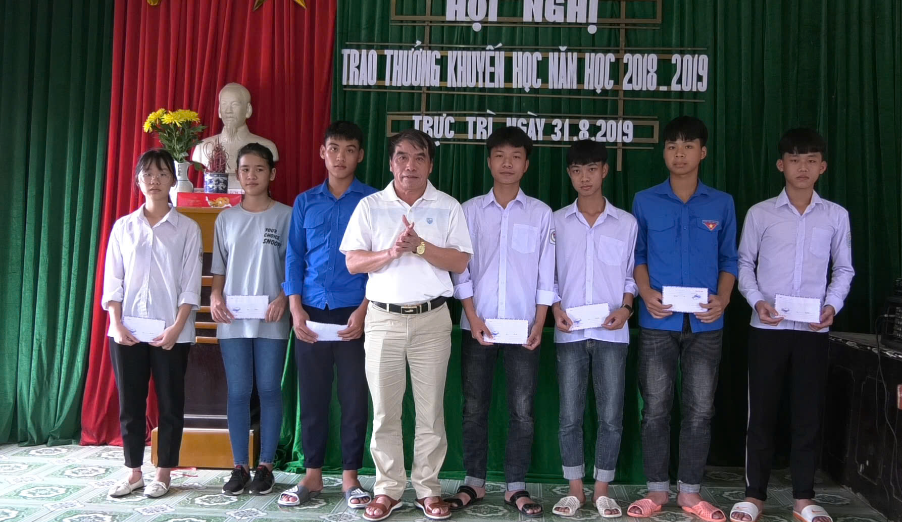 Ông Nguyễn Chính trao thưởng khuyến học cho các cháu học sinh làng Trực Trì